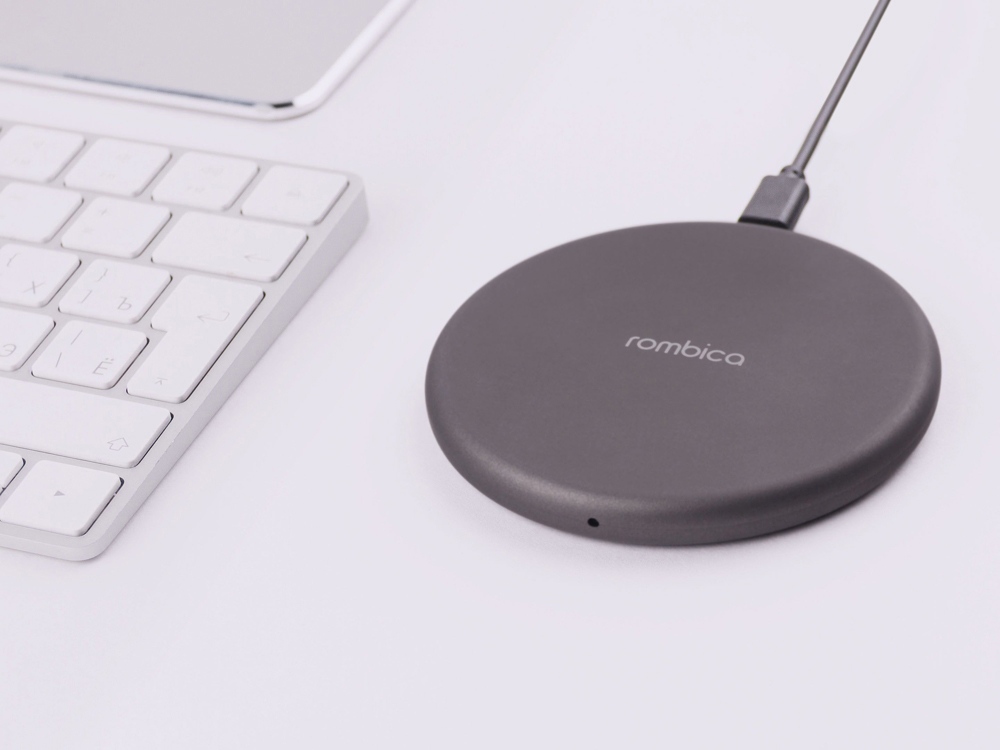 картинка Беспроводное зарядное устройство Rombica NEO Q1 Quick, серый от интернет-магазина сувениров и бизнес-подарков Gifts-Moskva.RU г. Москва