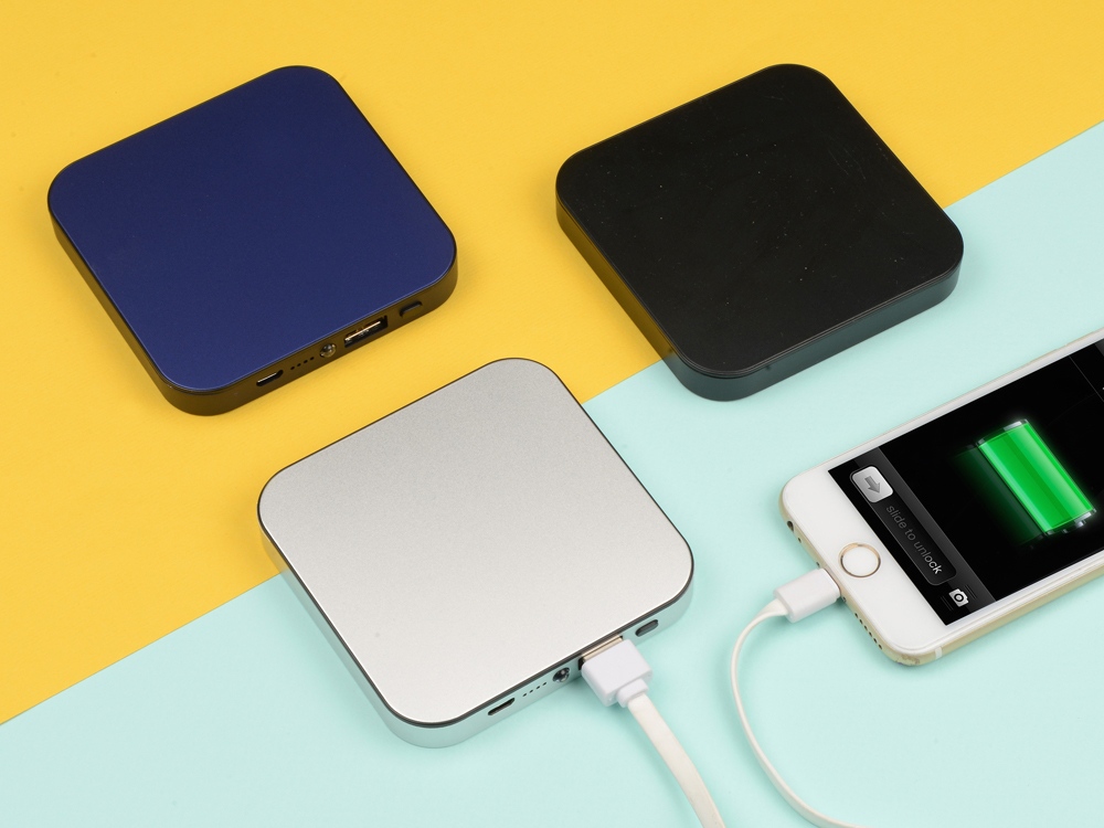 картинка Портативное зарядное устройство на 4000 mAh с литий-полимерной батареей в компактном корпусе из металла, черный от интернет-магазина сувениров и бизнес-подарков Gifts-Moskva.RU г. Москва